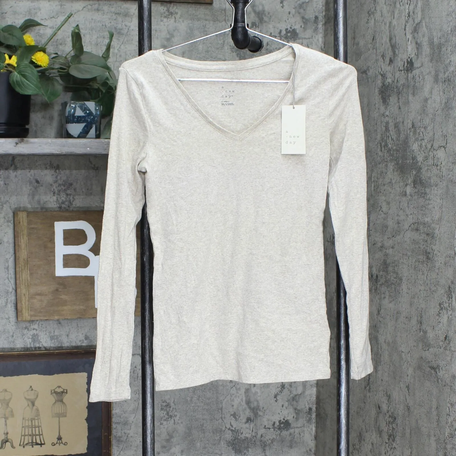A New Day Women's Regular Fit Long Sleeve V-Neck T-Shirt 554491