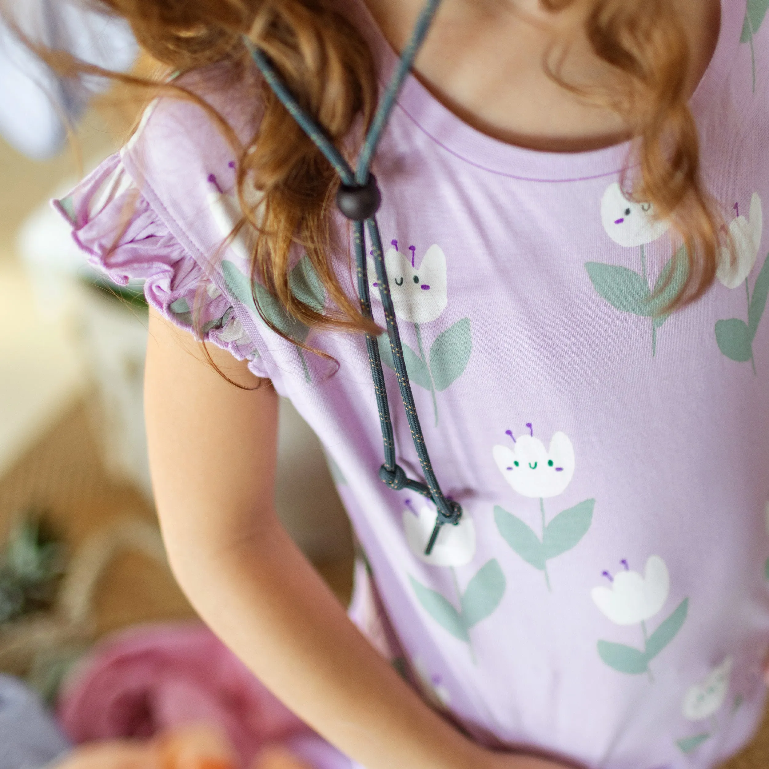 T-shirt ample lilas à motifs de jolies tulipes en jersey extensible, enfant || Loose-fitting lilac t-shirt with tulip all over print in stretch jersey, child