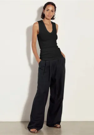 TEXTURED KNIT SLEEVELESS U