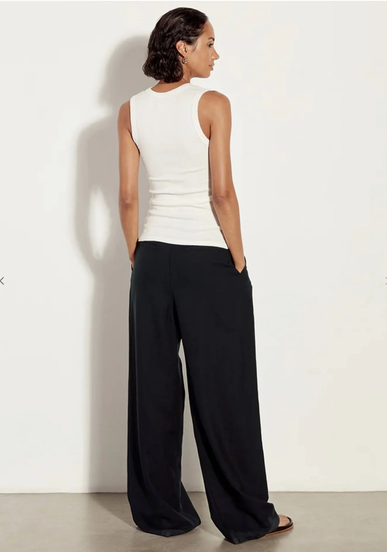 TEXTURED KNIT SLEEVELESS U