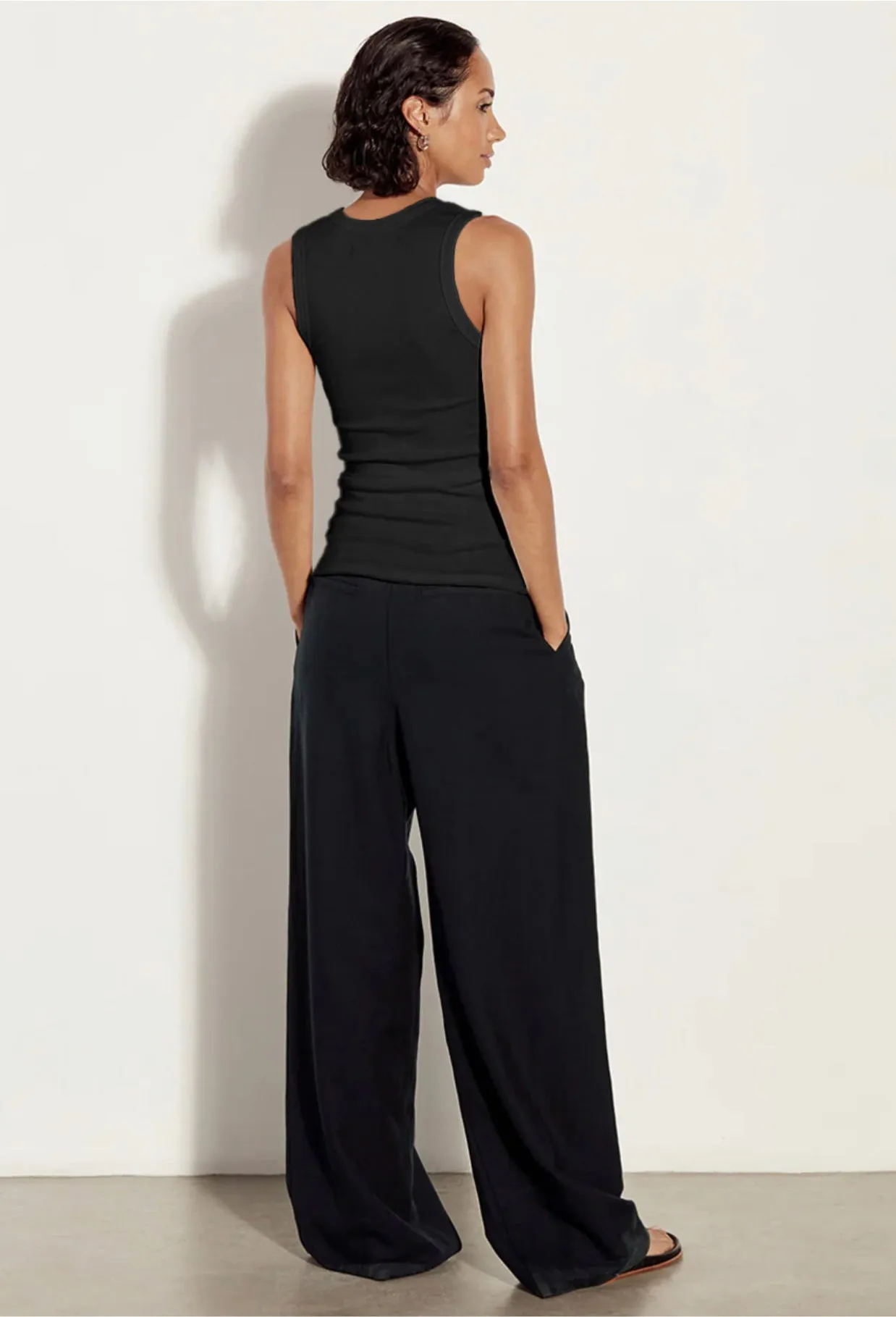 TEXTURED KNIT SLEEVELESS U