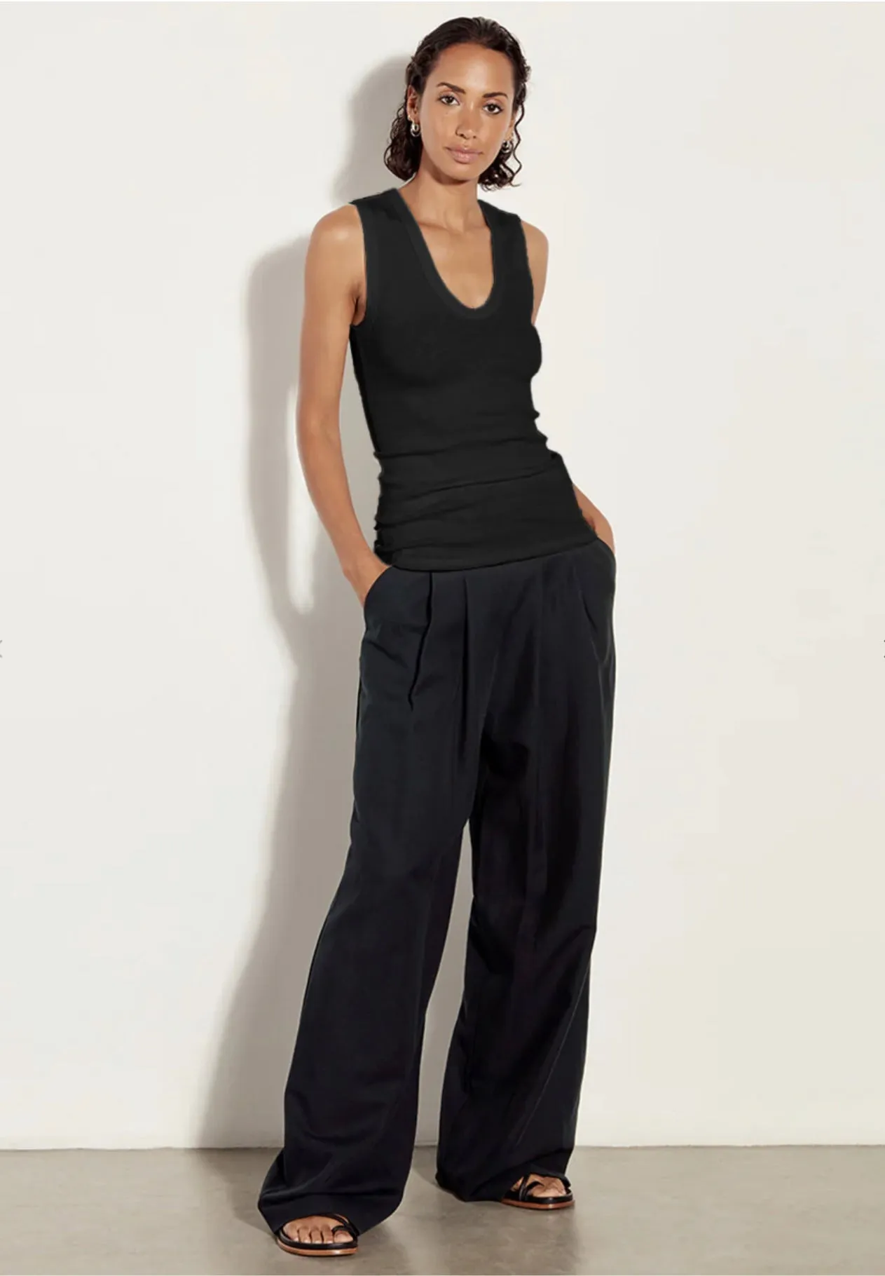 TEXTURED KNIT SLEEVELESS U