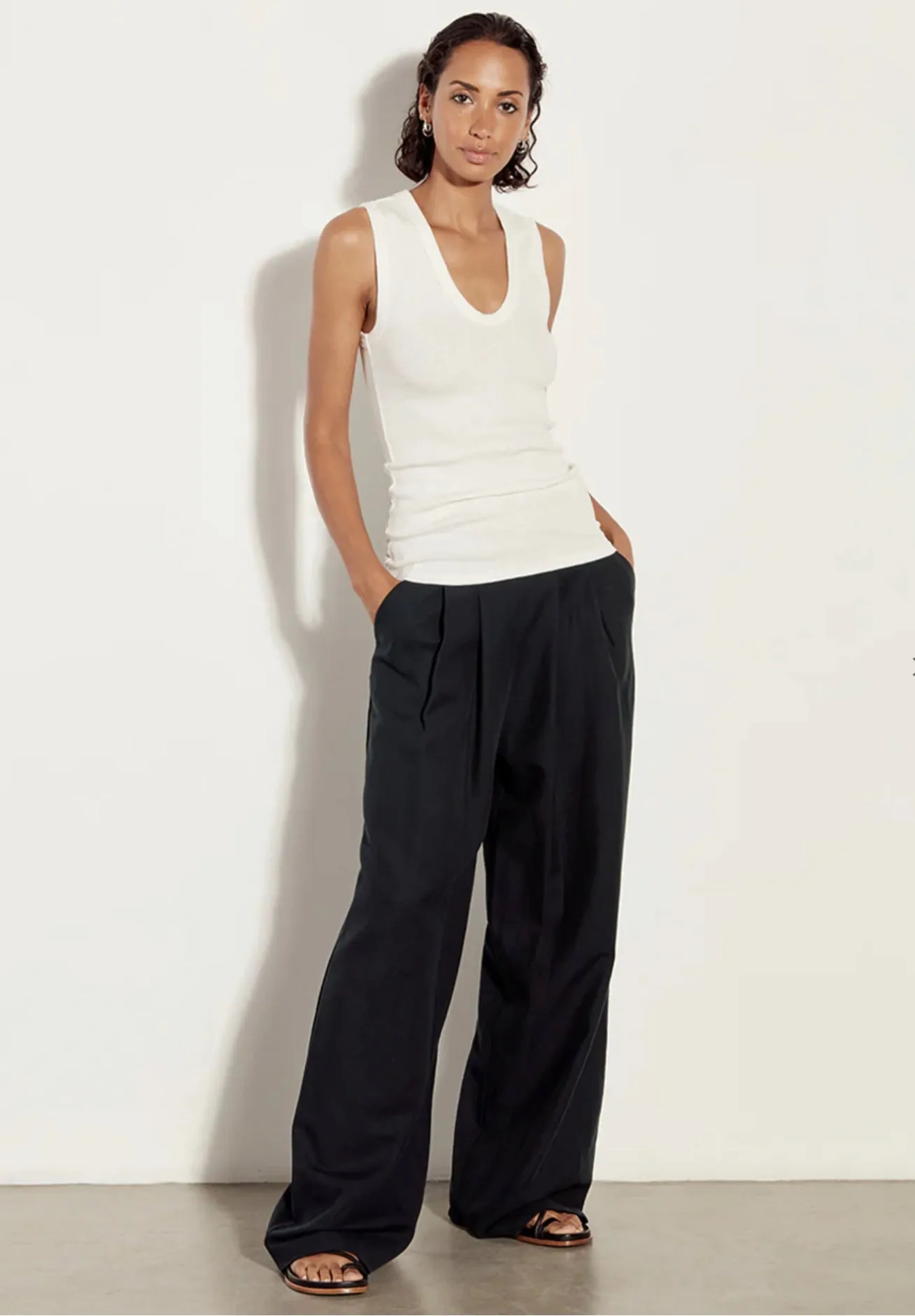 TEXTURED KNIT SLEEVELESS U