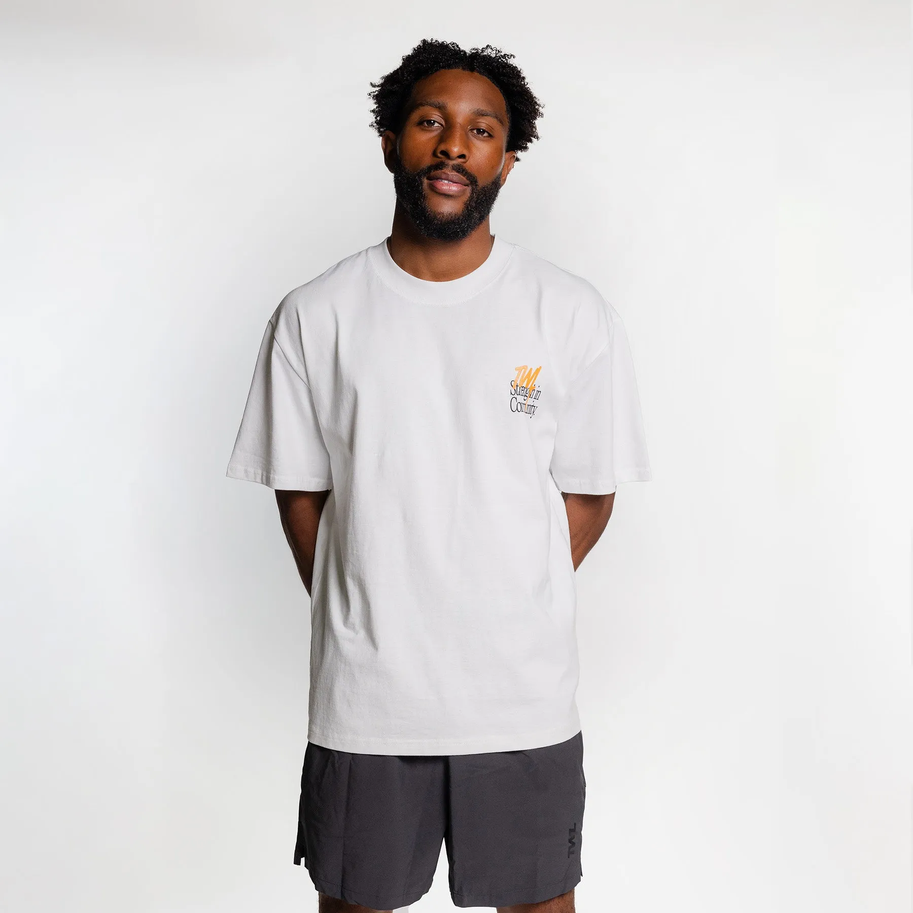 TWL - LIFESTYLE OVERSIZED T-SHIRT - STRENGTH IN COMMUNITY - FADED WHITE/ORANGE