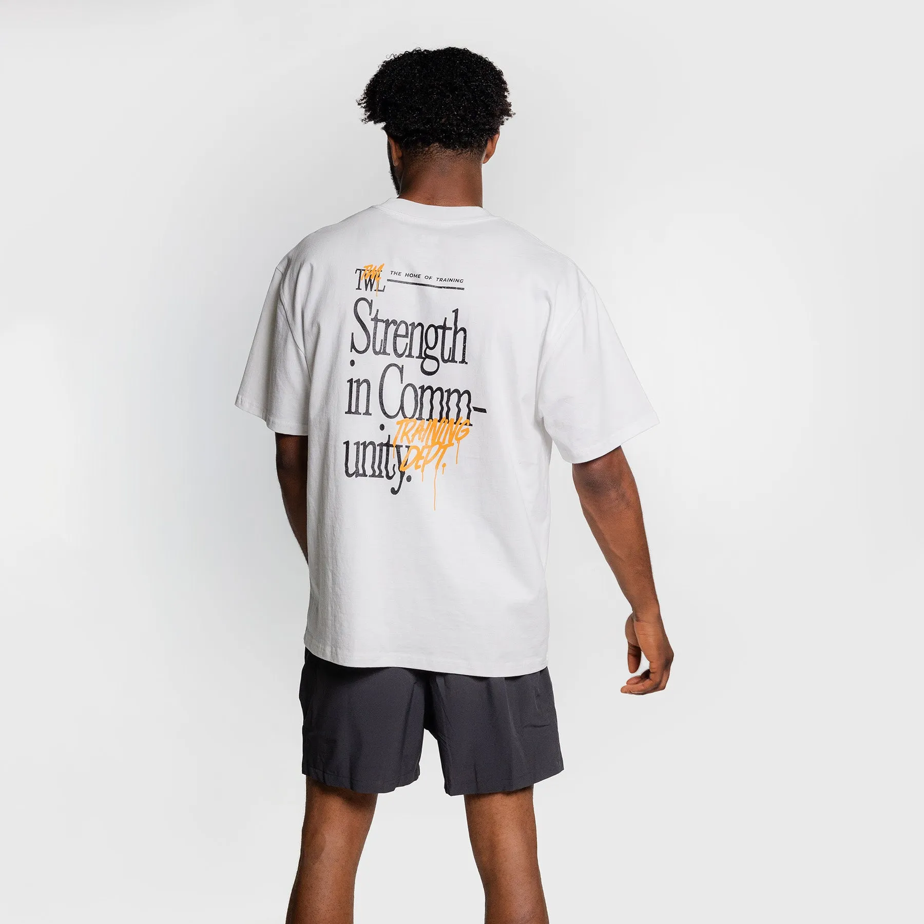 TWL - LIFESTYLE OVERSIZED T-SHIRT - STRENGTH IN COMMUNITY - FADED WHITE/ORANGE