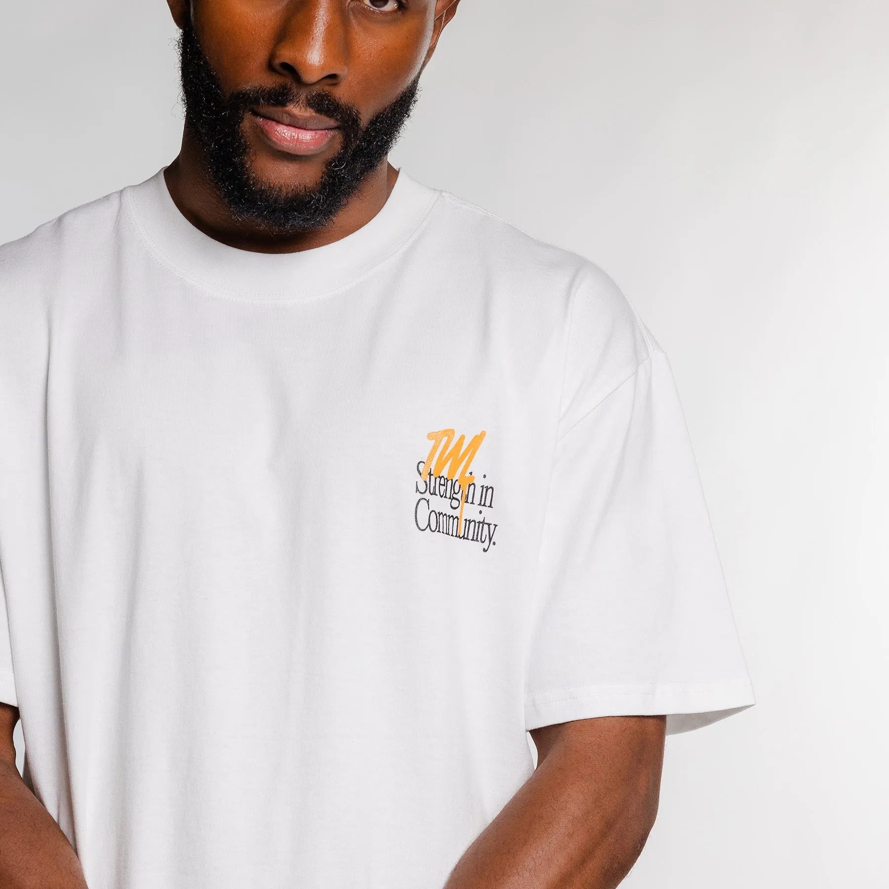 TWL - LIFESTYLE OVERSIZED T-SHIRT - STRENGTH IN COMMUNITY - FADED WHITE/ORANGE