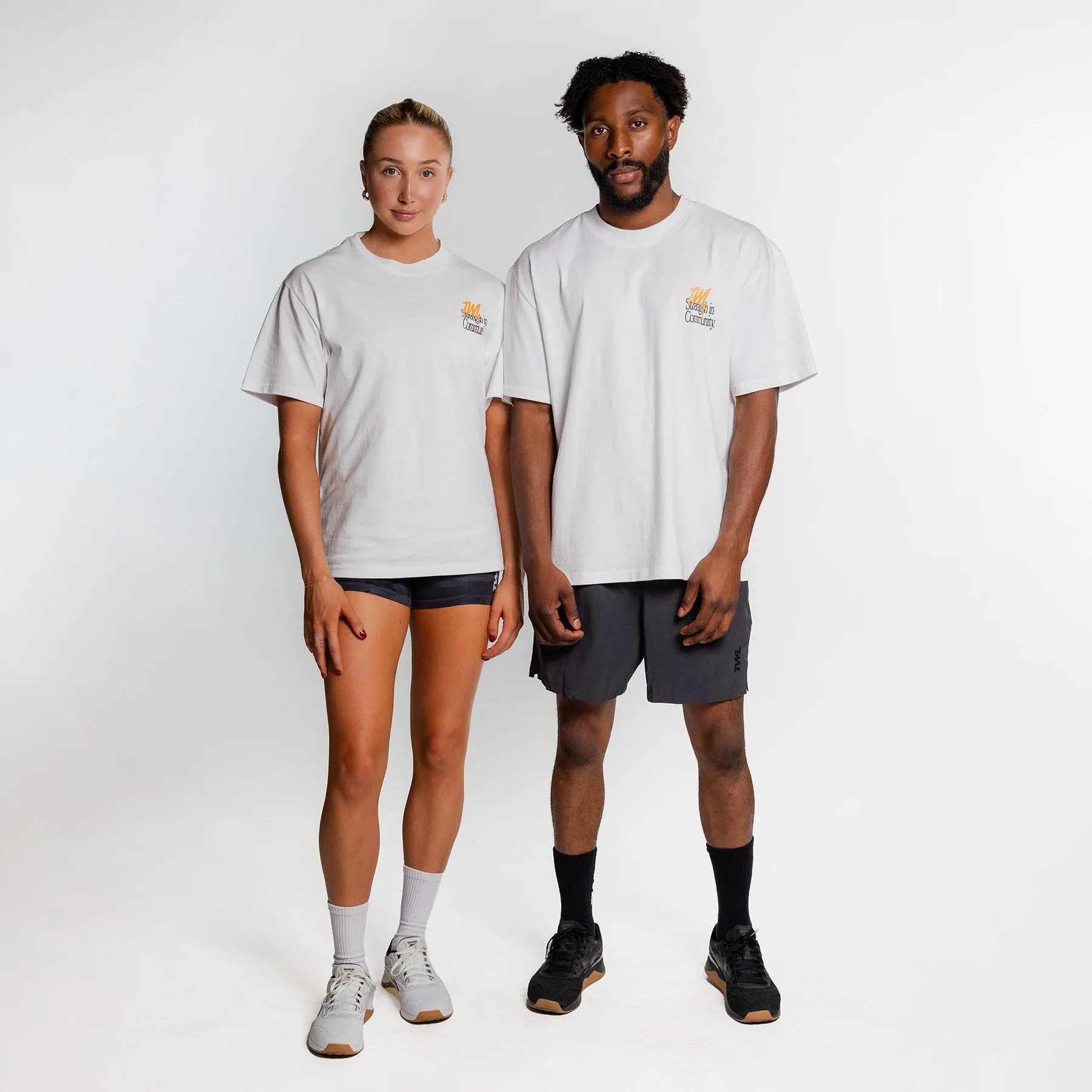 TWL - LIFESTYLE OVERSIZED T-SHIRT - STRENGTH IN COMMUNITY - FADED WHITE/ORANGE