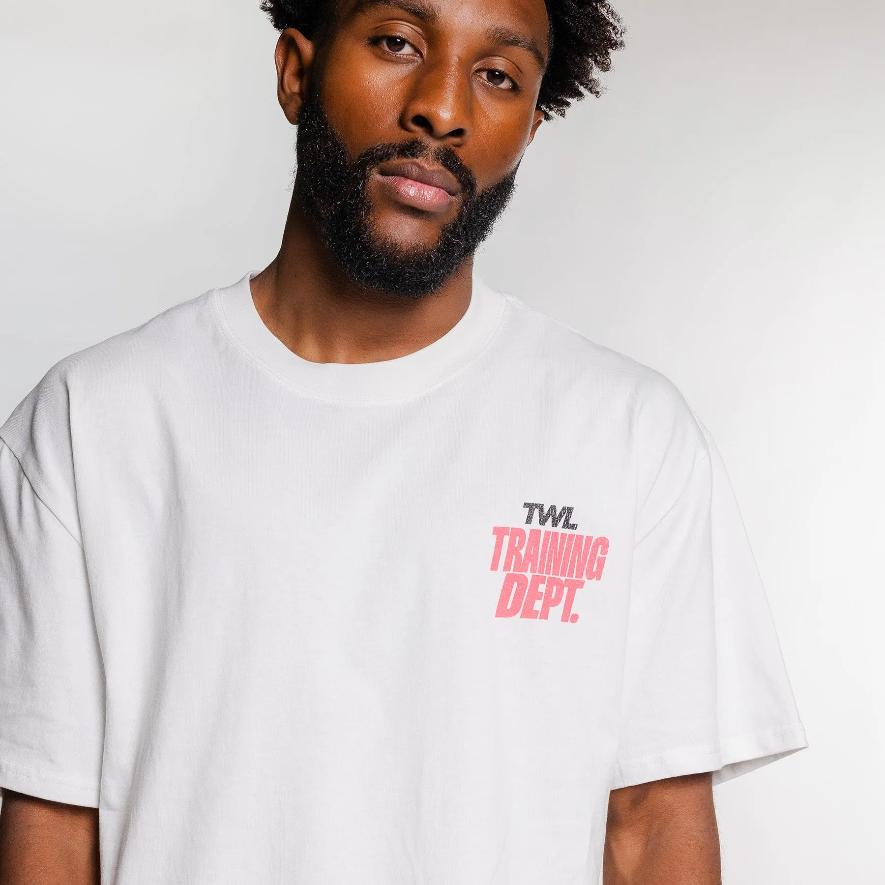 TWL - LIFESTYLE OVERSIZED T-SHIRT - TRAINING DEPARTMENT - FADED WHITE/NEON PINK